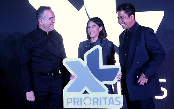 Senior Advisor Postpaid & XL Center XL Axiata, Rashad Javier Sanchez, Brand Ambassador XL Prioritas, Dian Sastrowardoyo dan VP XL Axiata Region Jabodetabek, Bambang Parikesit di peluncuran Paket Prio di Jakarta. Rabu (26/7). - Image