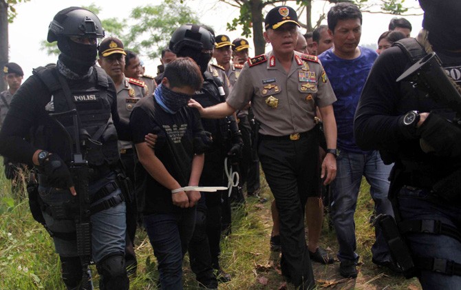 Kapolda Metro Jaya Irjen M Iriawan bersama petugas membawa salah seorang pelaku penyelundupan narkoba jenis sabu-sabu 1 ton di bekas dermaga Hotel Mandalika ,Anyar, Kabupaten Serang. - Image