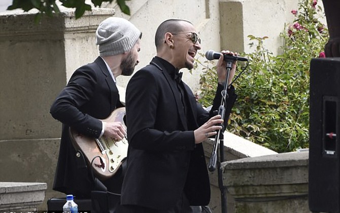 Chester Bennington saat bernyanyi di pemakaman Chris Cornell. - Image