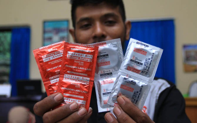 Kondom dari Komisi Penanggulangan AIDS dengan bungkus silver sudah digantikan dengan bungkus merah yang punya masa kedaluwarsa lebih lama. - Image