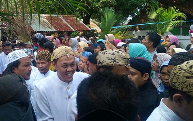 SYAWALAN: Ribuan warga dari berbagai daerah memadati kompleks makam Sunan Gunung Jati Cirebon. Mereka rela berdesakan ingin memanfaatkan momentum tahunan, Grebeg Syawal. - Image