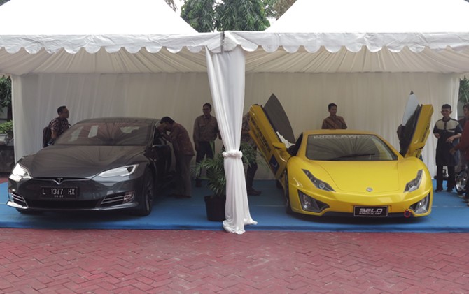 MOBIL LISTRIK: Tesla (kiri) buatan Amerika dan Selo (kanan) karya anak bangsa Indonesia. - Image