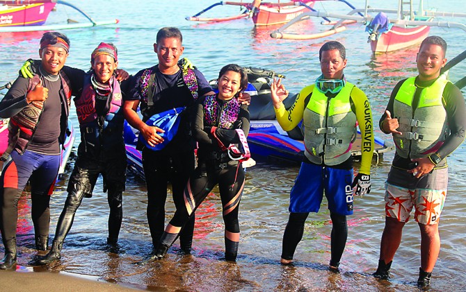 TANGGUH: Wartawan Jawa Pos (kiri) bersama tim jet ski di Pantai Lovina, Bali. - Image