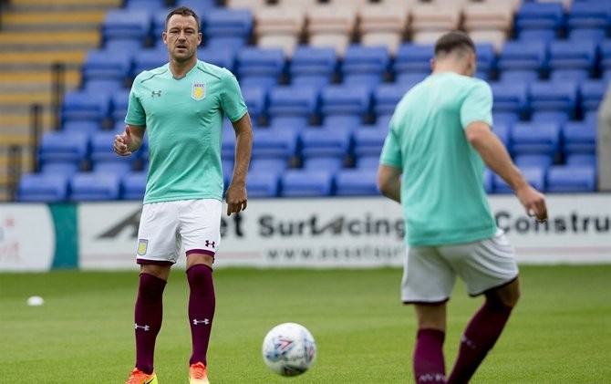 John Terry merebut ban kapten Aston Villa dari lengan James Chester. - Image