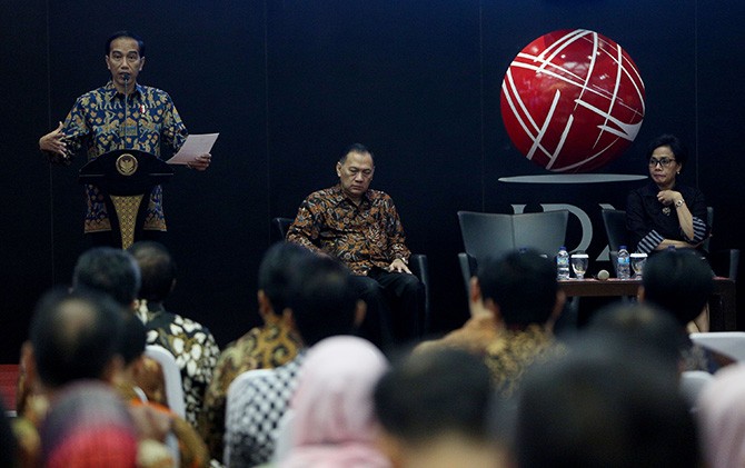 Presiden Joko Widodo saat mengunjungi lantai Bursa Efek Indonesia (BEI) didamping Gubernur Bank Indonesia Agus Martowardojo dan Menteri Keuangan Sri Mulyani Indrawati - Image
