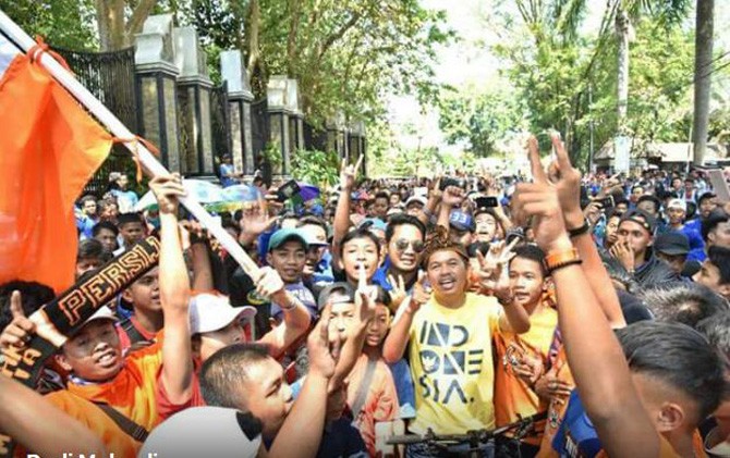 Bupati Purwakarta, Dedi Mulyadi bersama ratusan suporter Persib Bandung dan The Jakmania, kemarin. - Image