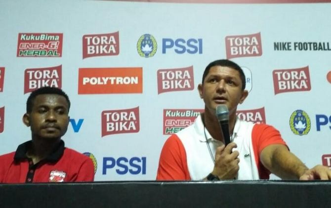 Pelatih Madura United, Gomes de Oliveira, menjelaskan jika kekalahan Madura United di Bekasi terjadi karena kesalahan sendiri. - Image