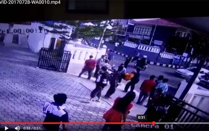 Satpam Samsat Kuningan dan warga menolong pengendara vario yang terlibat tabrakan, Jumat (28/7). - Image