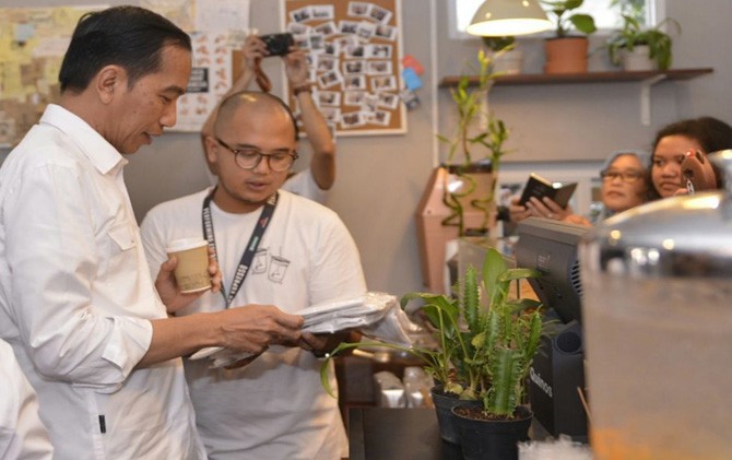 Presiden Jokowi saat menikmati kopi lokal - Image