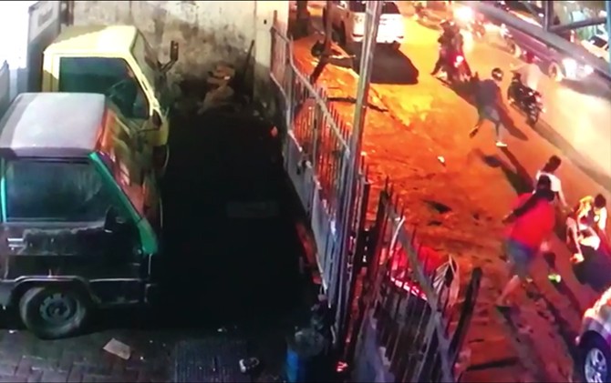 Potongan gambar dari CCTV saat Go Hong Boen disabet perampok - Image