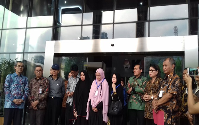 Istri Novel Baswedan, Rina Emilda bersama ratusan pegawai dan pimpinan KPK melakukan aksi damai dan doa bersama memperingati 100 hari penyerangan Novel Baswedan, di kantor KPK Jakarta, Kamis (20/7) petang. - Image
