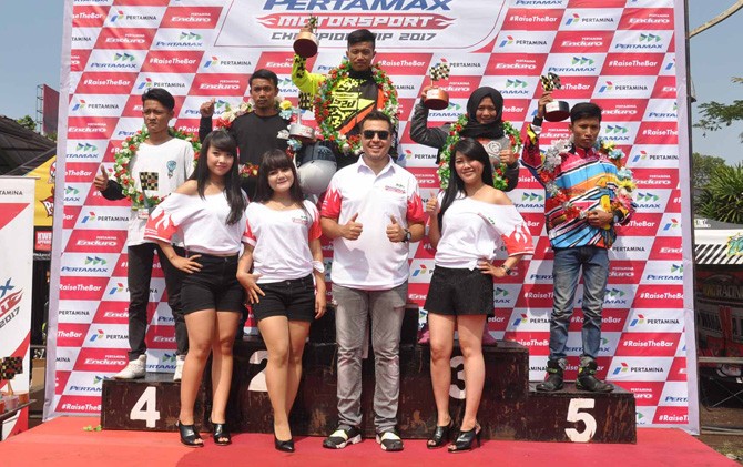 Direktur Pertamax Motorsport, Rifat Sungkar bersama para pemenang kelas DB11 ajang Pertamax Motorsport Drag Bike Championship 2017 putaran ketiga - Image