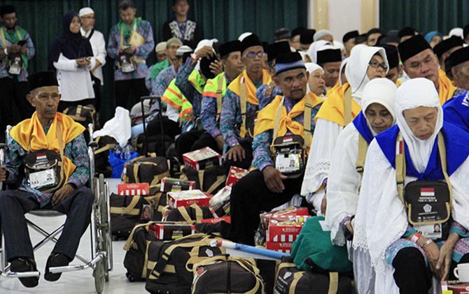 Calon jamaah haji Kepri Embarkasi Batam saat diberangkatkan pada Minggu (30/7) malam. - Image