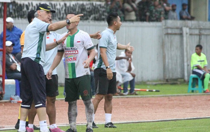 Ivan Kolev saat memberi instruksi kepada pemainnya. Dia tetap memuji timnya meski kalah dari Persipura - Image