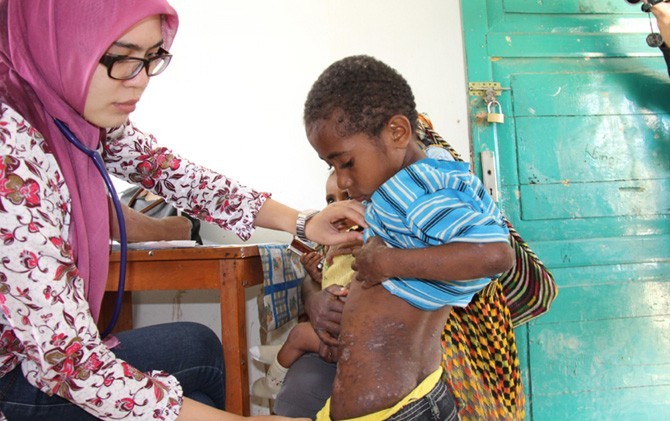 Seorang bocah yang menderita sakit kulit saat diperiksa dokter di Puskesmas, Enarotali, Kabupaten Paniai. - Image