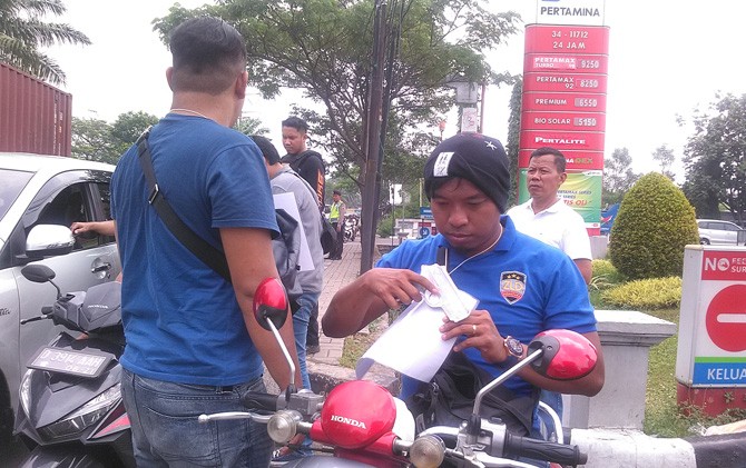 Penyidik memperagakan aksi perampokan yang dilakukan 14 kawanan. Kasus ini menewaskan korban Davidson. - Image