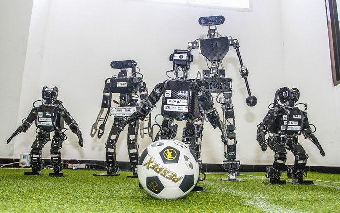 BAKAL TANDING: Robot T-FLoW (dua dan tiga dari kiri) dan Eros akan bermain bola di Nagoya, Jepang pada akhir Juli. - Image