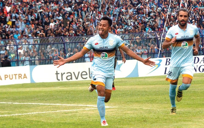 KHAS: Striker Persela Lamongan Samsul Arif melakukan selebrasi seusai mencetak gol. - Image