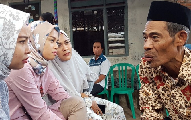 Jamaludin sedang mengobrol dengan tamu undangan yang tidak lain adalah ibu-ibu pelanggan sayur kelilingnya - Image