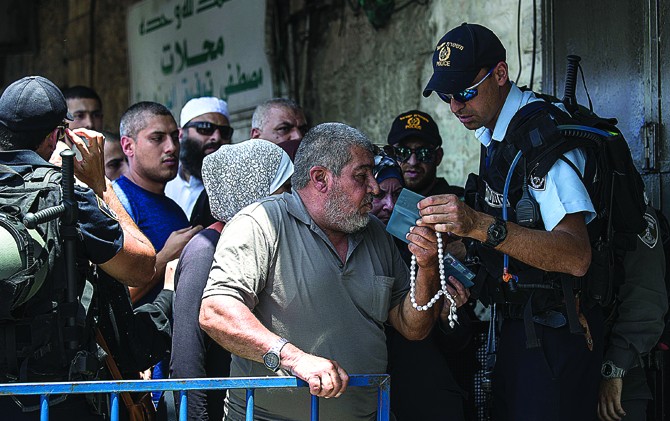 TELITI: Polisi Israel memeriksa identitas wrga yang akan masuk Masjidilaqsa. - Image
