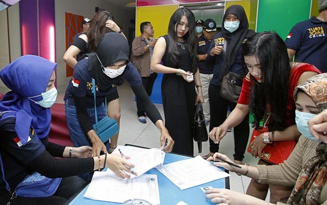 Pengunjung tempat hiburan Karaoke Starcity di Jalan Jend. Sudirman Pekanbaru ikuti tes urine yang dilakukan BNNP Riau. - Image