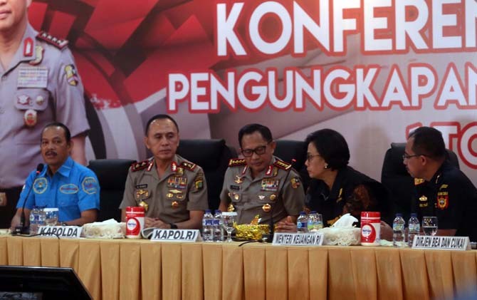 Dari kiri: Deputi Pemberantasan BNN Irjen Arman Depari, Kapolda Metro Jaya Irjen M Iriawan, Kapolri Jenderal Tito Karnavian, Menteri Keuangan Sri Mulyani. - Image