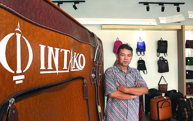 box BERKUALITAS TINGGI: Ainur Rofiq bersama deretan tas yang dipajang di toko Koperasi Intako. - Image