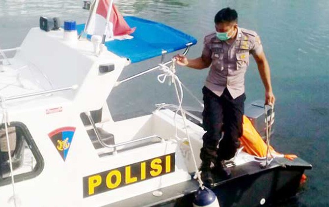 EVAKUASI: Salah seorang petugas saat mengevakuasi jasad Anas Budi Setiawan (15) Warga Kampung Cerewet Kecamatan Cikupa Tanggerang Provinsi Banten. - Image
