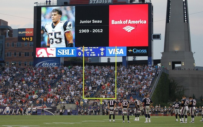 Linebacker New England Patriots yang juga anggota Hall of Fame, Junior Seau, jadi salah satu mantan atlet NFL yang didagnosis menderita CTE di otak. - Image