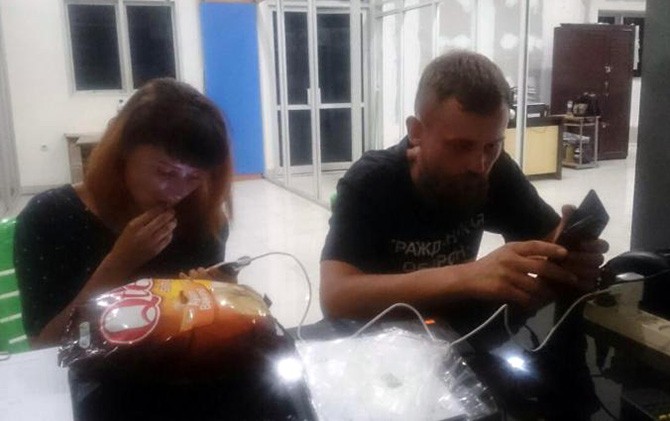Pasangan backpacker asal Rusia yang sempat bermalam di Polres Palembang karena kehabisan uang - Image
