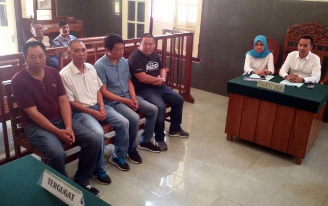 Empat warga Tiongkok menjalani sidang. - Image
