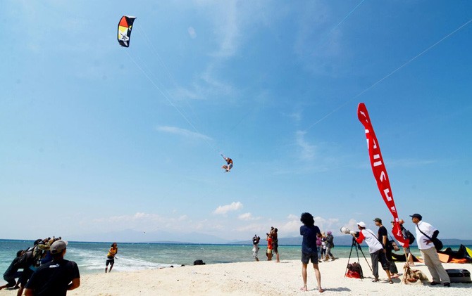International Kite and Wind Surfing 2017 akan diikuti oleh 50 peselancar layang (kitesurfer) profesional dari 13 negara - Image