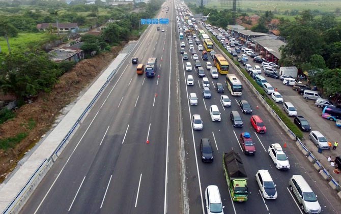 Tol Cikampek di ruas Bekasi Barat padat - Image