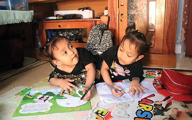 RIANG: Alputri Anugerah (kiri) dan Alputri Dewi Ningsih di rumah mereka di Garut (22/8). - Image