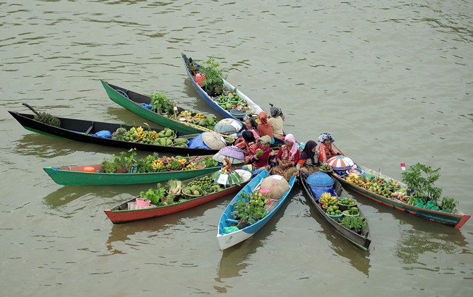 Jukung-jukung yang diisi oleh pedagang Pasar Terapung itu, membentuk formasi yang mengagumkan di aliran Sungai Martapura. - Image