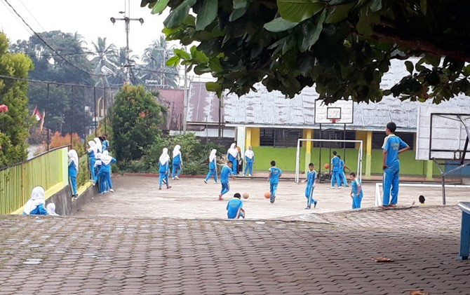 siswa bermain di lapangan SMPN 2 Gunung Talang, Kabupaten Solok. - Image