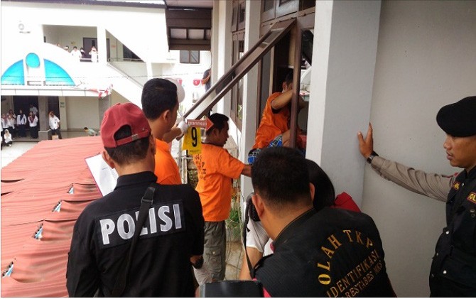 Rekonstruksi kasus pembobolan brankas PDAM Makassar, Rabu, (16/8) - Image