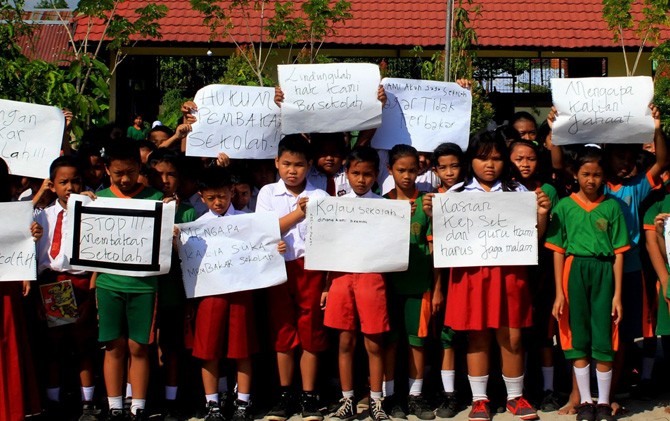 Siswa SD di Palangka Raya protes sekolah mereka dibakar oleh orang tak dikenal. - Image