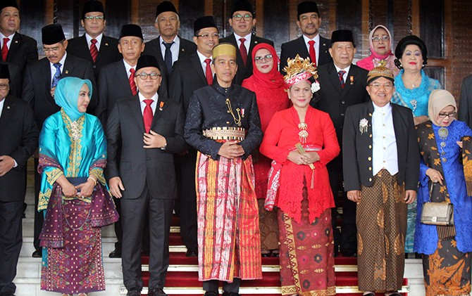 Presiden Joko Widodo dan Wapres M Jusuf Kalla berfoto bersama dengan pimpinan lembaga tinggi negara sebelum sidang paripurna MPR - Image