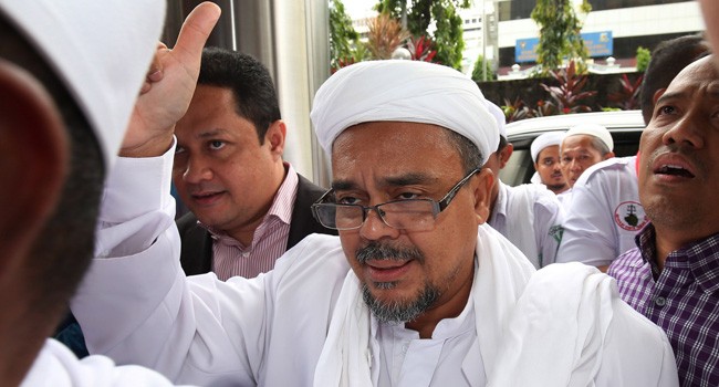 Ketua FPI Habib Rizieq Shihab ketika diwawancarai wartawan sebelum pergi ke luar negeri beberapa waktu lalu. - Image