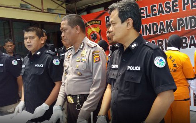 Polda Jabar memamerkan para pelaku pembuat narkotika jenis sabu di Mapolda Jabar, Kamis (31/8). - Image