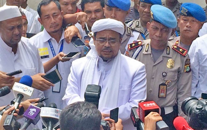 Ketua FPI Habib Rizieq Shihab ketika diwawancarai wartawan sebelum pergi ke luar negeri beberapa waktu lalu. - Image