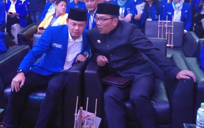 Wali Kota Bogor Bimar Arya (Kiri) saat bersama Ridwan Kamil di acara PAN. - Image