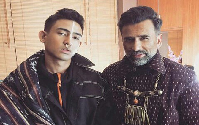 Jeremy Thomas dan anaknya, Axel Matthew. - Image