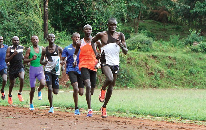 JUARA: Wilson Kipsang (dua dari kanan), mantan pemilik rekor dunia lari maraton (42,195 km) dengan catatan waktu 2 jam 3 menit 13 detik. - Image
