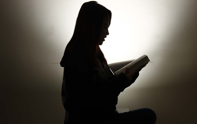 LEPAS DARI LEMBAH HITAM: Putri tengah membaca. Dia seorang perempuan muda yang inspiratif. Sempat menjadi pecandu dan kurir narkoba, dia kini menjadi aktivis antinarkoba yang gigih. - Image