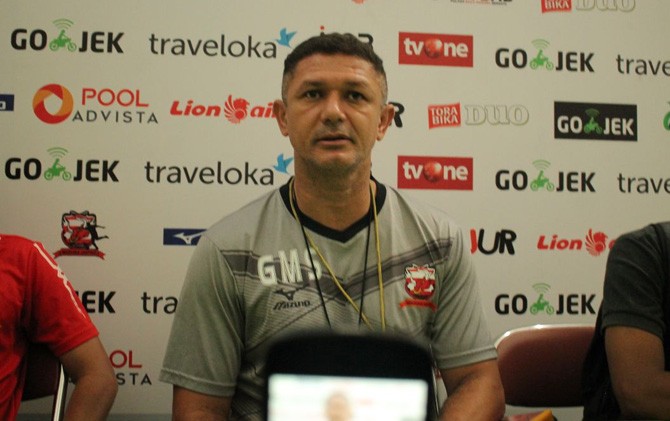 Gomes meminta para pemainnya bisa mematikan pergerakan Sylvano Comvalius - Image