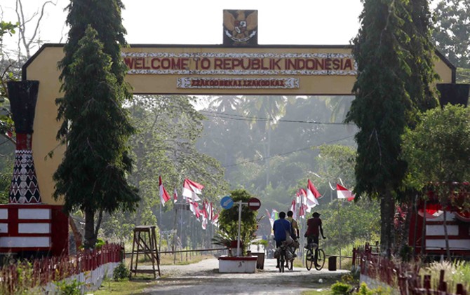 TETENGGER: Tugu perbatasan antara Indonesia dengan Papua Nugini di Sota, Merauke. - Image