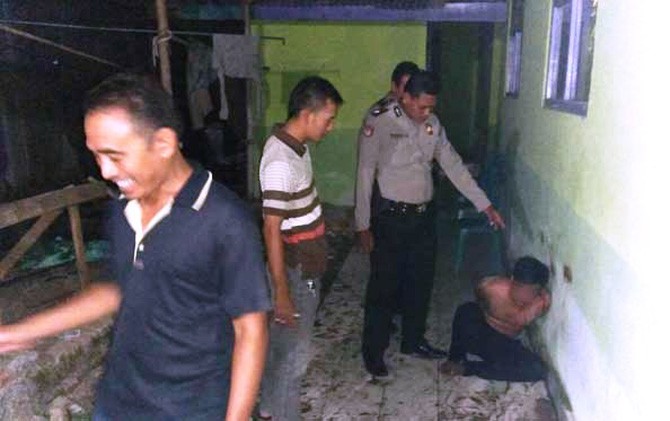 Pelaku saat diintrogasi polisi - Image