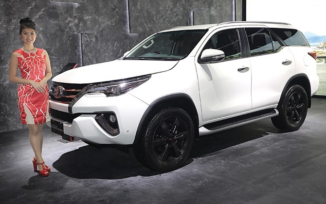 Seorang model berpose di depan Toyota Fortuner. (Muhammad Ali/Jawa Pos) - Image